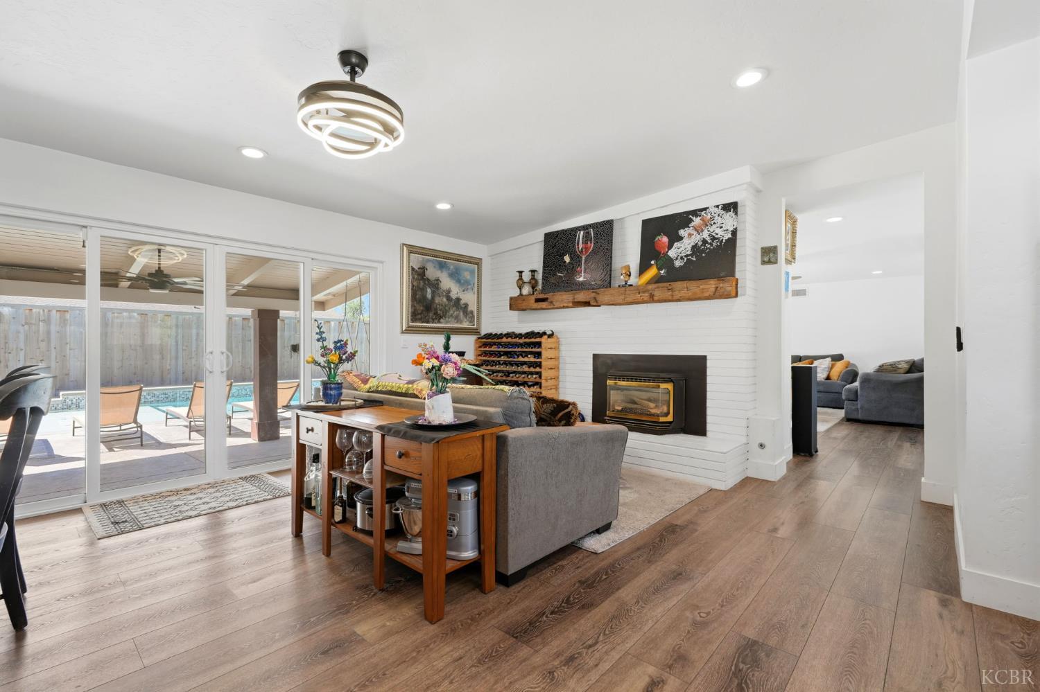 365 E Sycamore Dr, Hanford, CA 93230