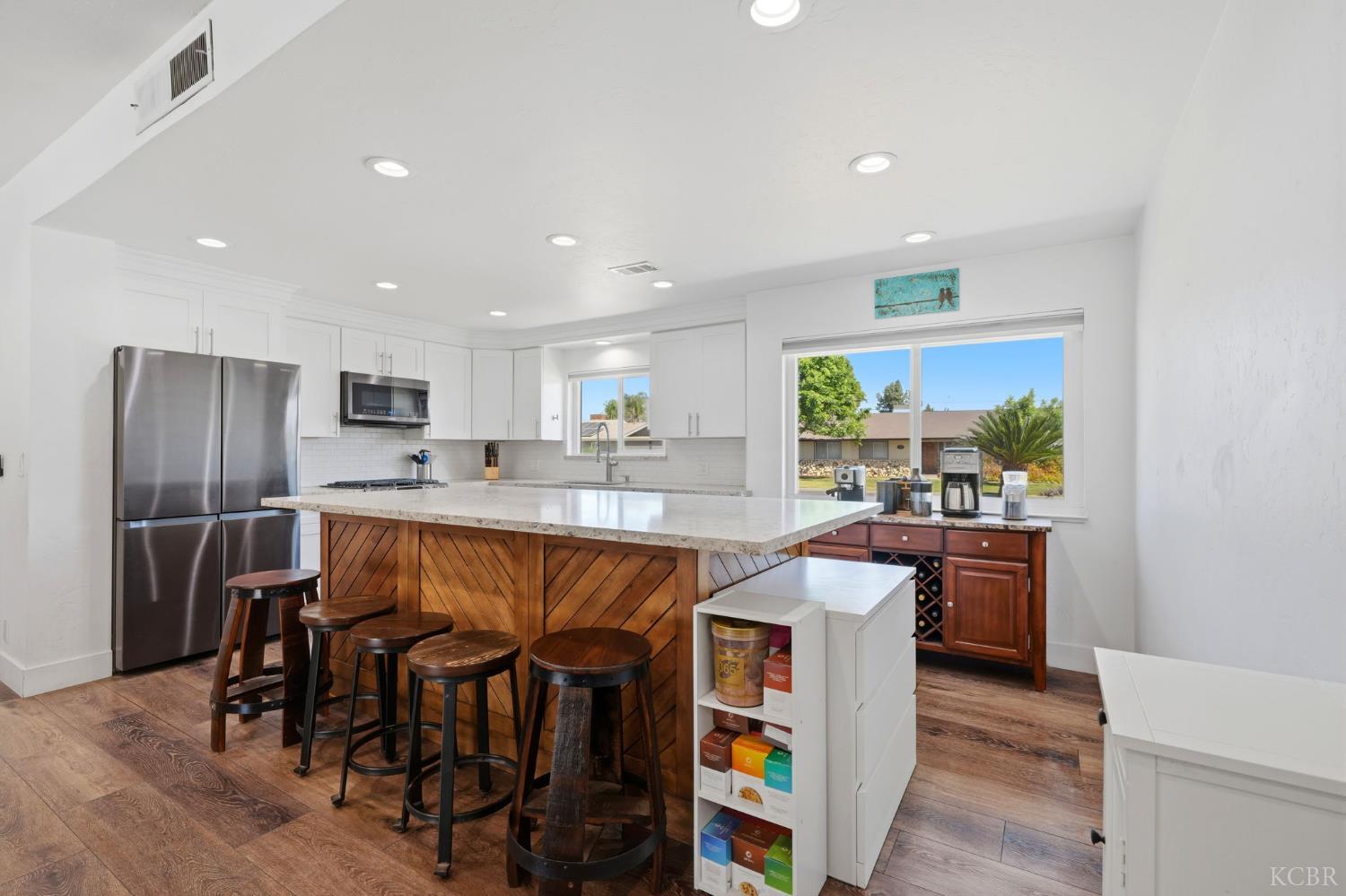 365 E Sycamore Dr, Hanford, CA 93230