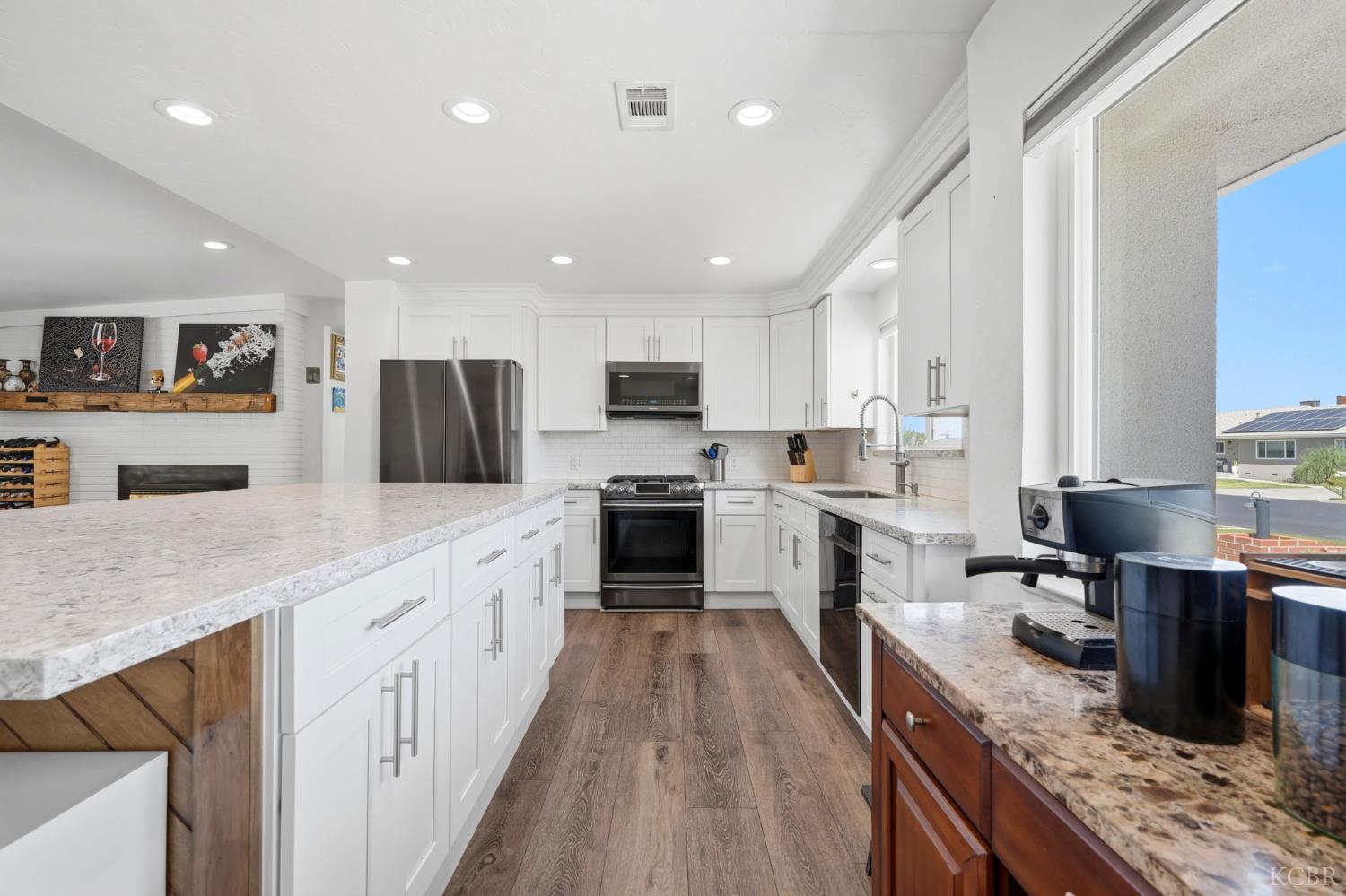 365 E Sycamore Dr, Hanford, CA 93230