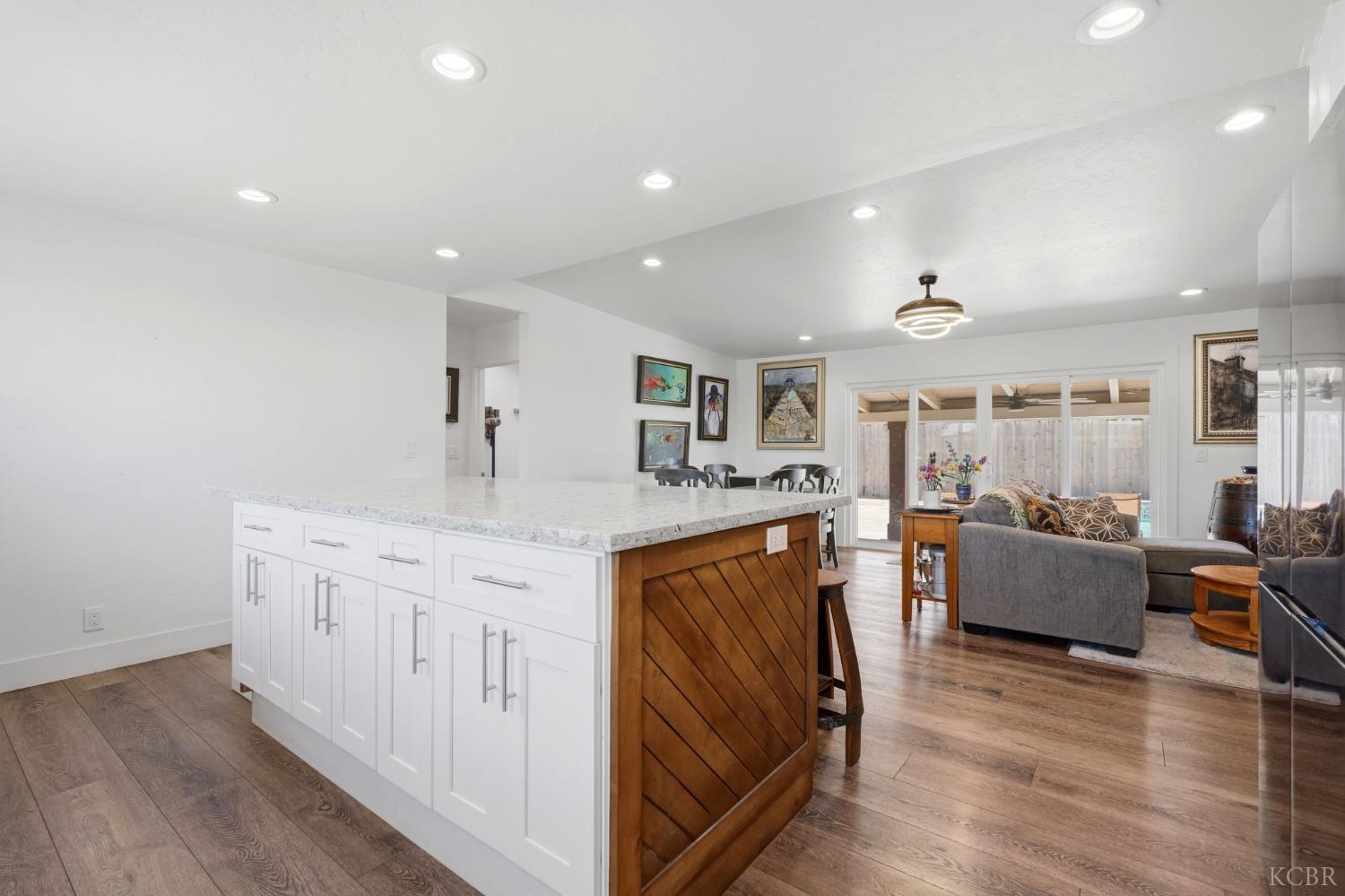 365 E Sycamore Dr, Hanford, CA 93230