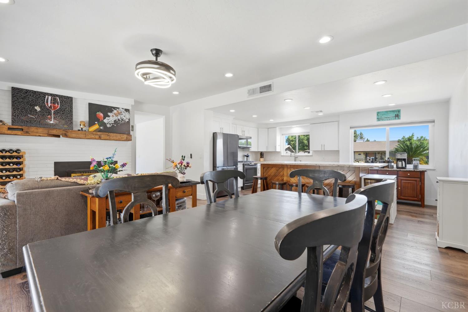 365 E Sycamore Dr, Hanford, CA 93230