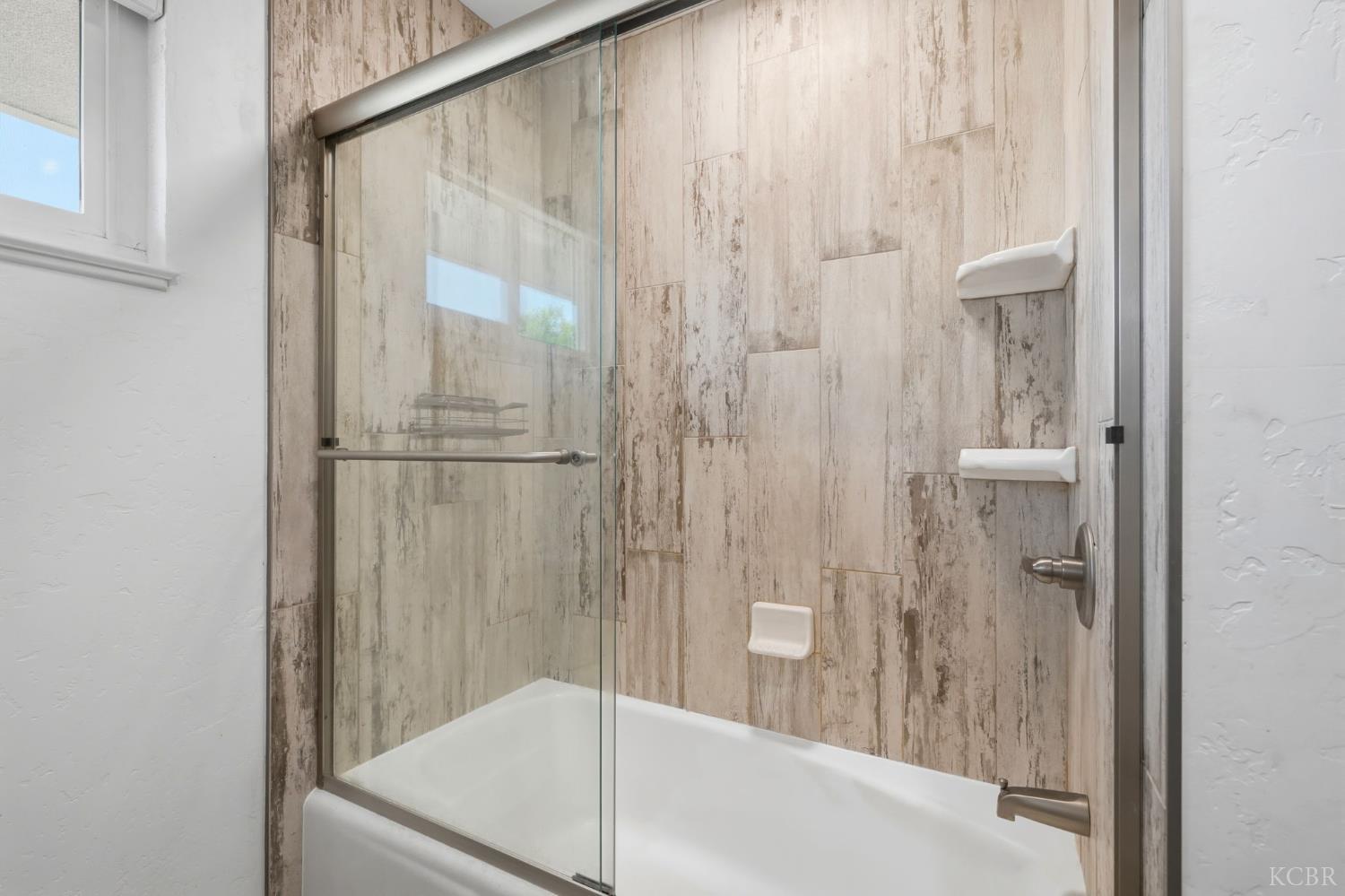 365 E Sycamore Dr, Hanford, CA 93230