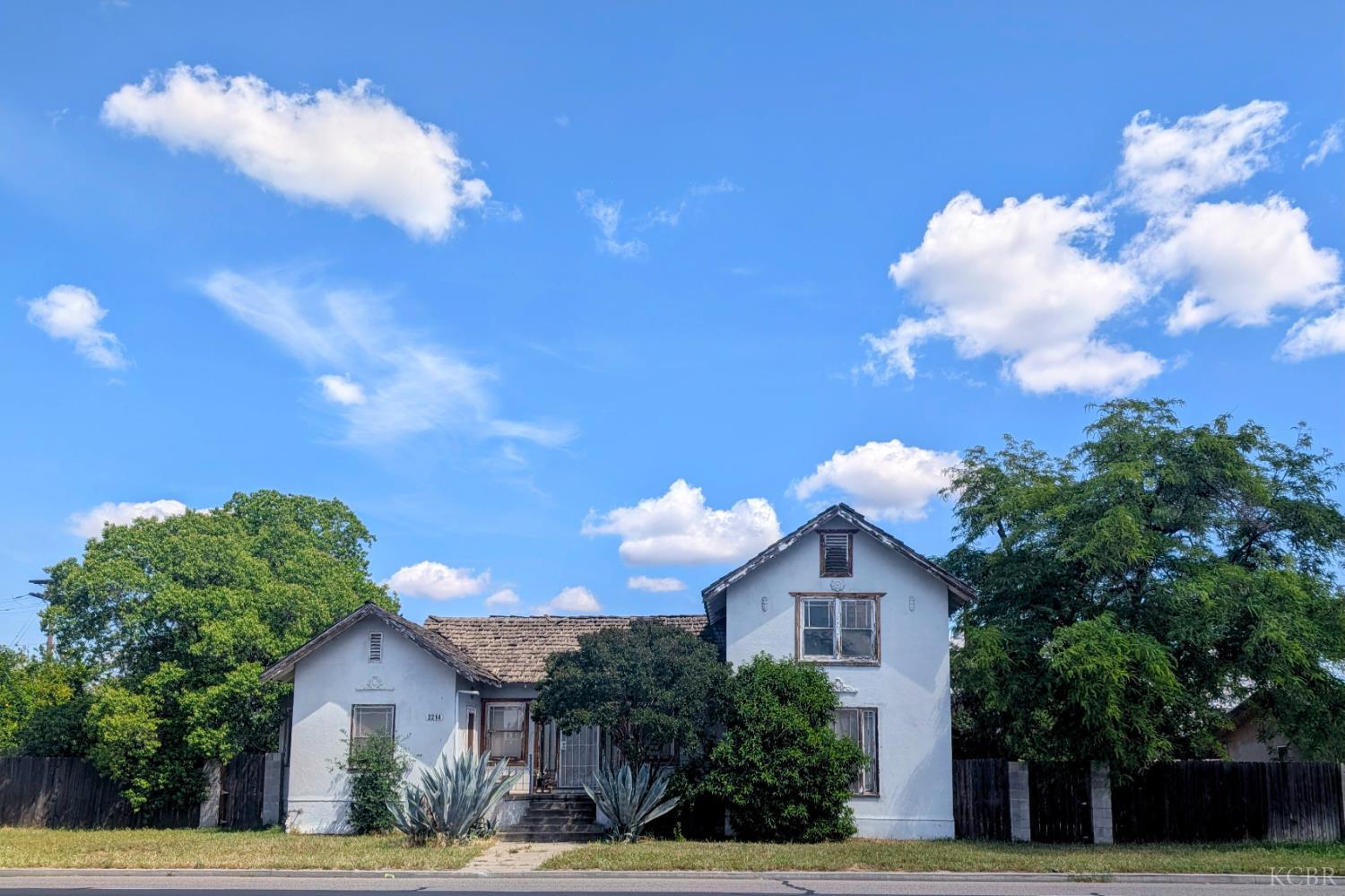 2214 S Court St, Visalia, CA 93277