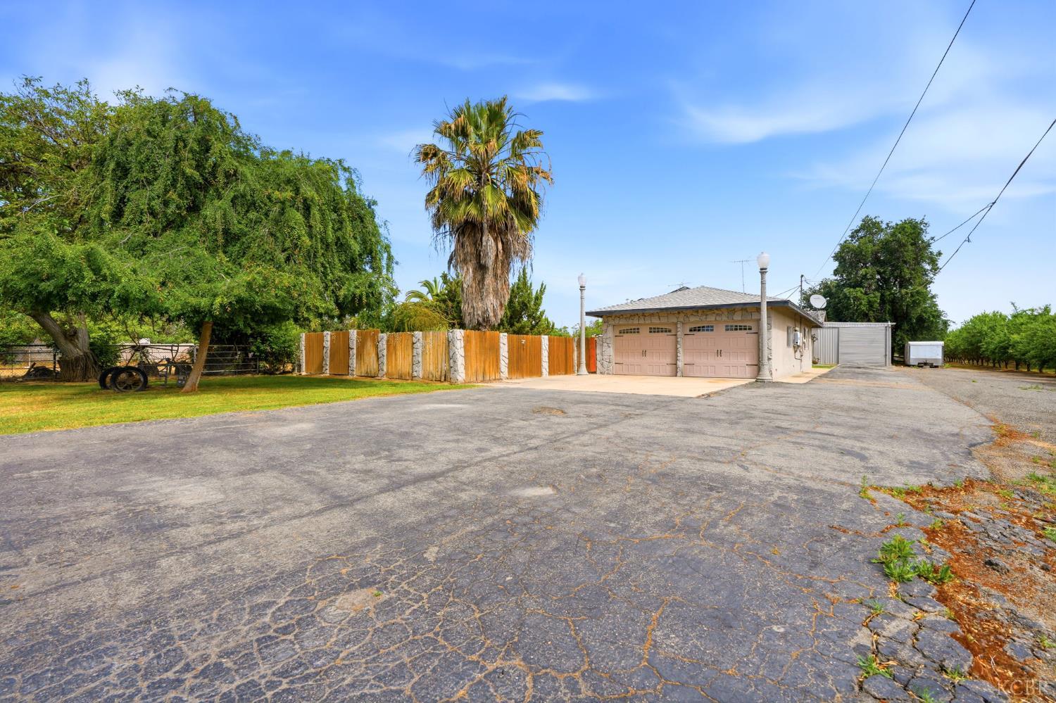 5308 E Mount Whitney Ave, Laton, CA 93242