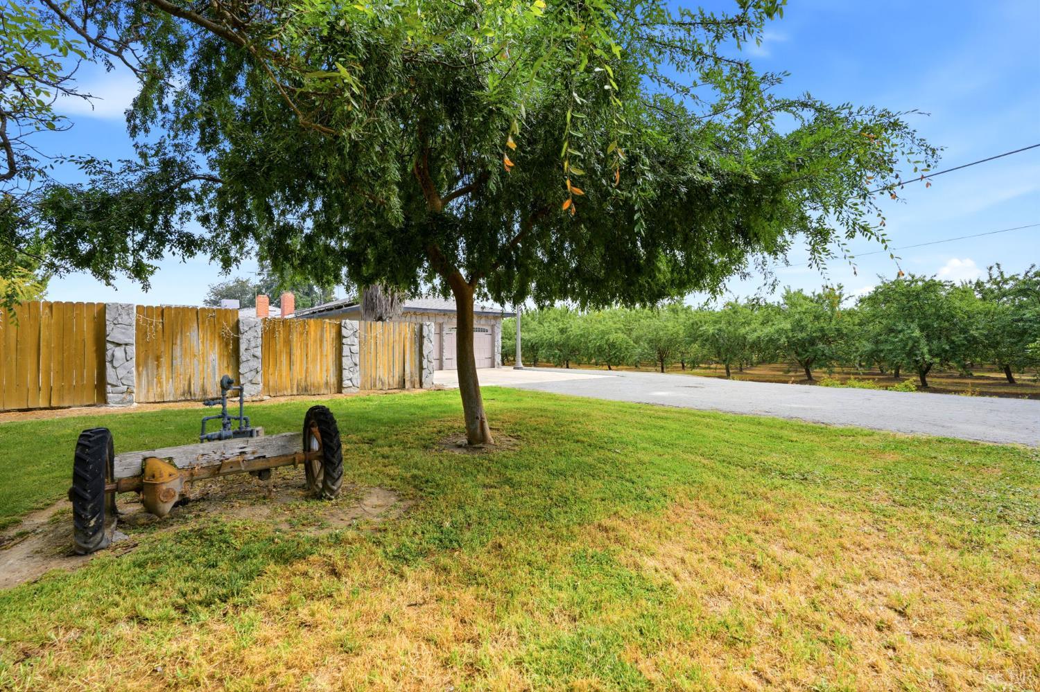 5308 E Mount Whitney Ave, Laton, CA 93242