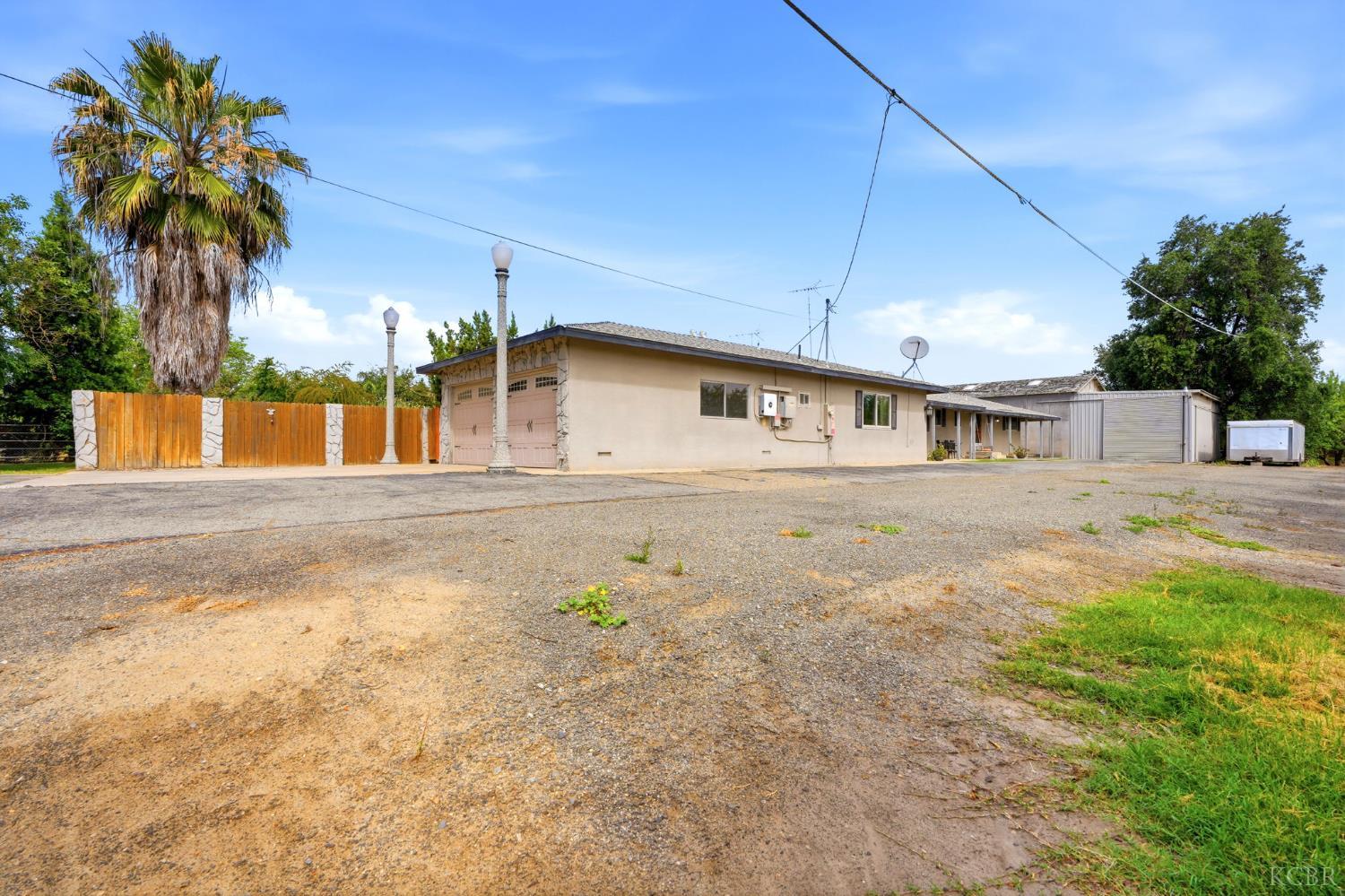 5308 E Mount Whitney Ave, Laton, CA 93242