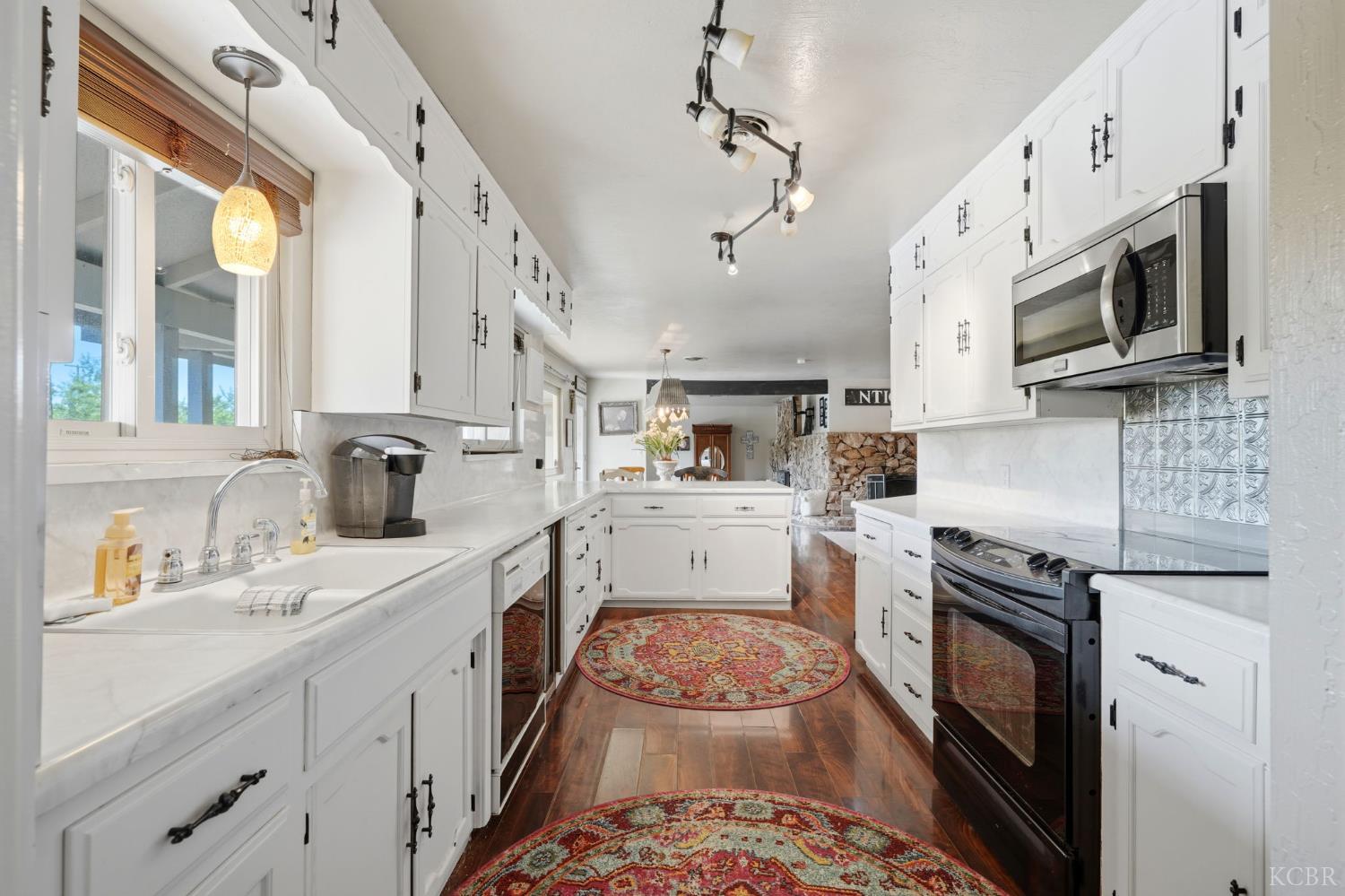 5308 E Mount Whitney Ave, Laton, CA 93242