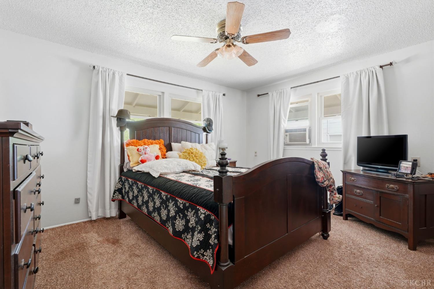 5308 E Mount Whitney Ave, Laton, CA 93242