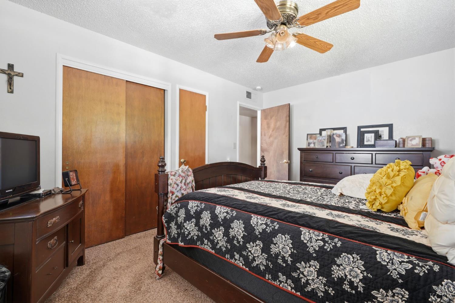 5308 E Mount Whitney Ave, Laton, CA 93242