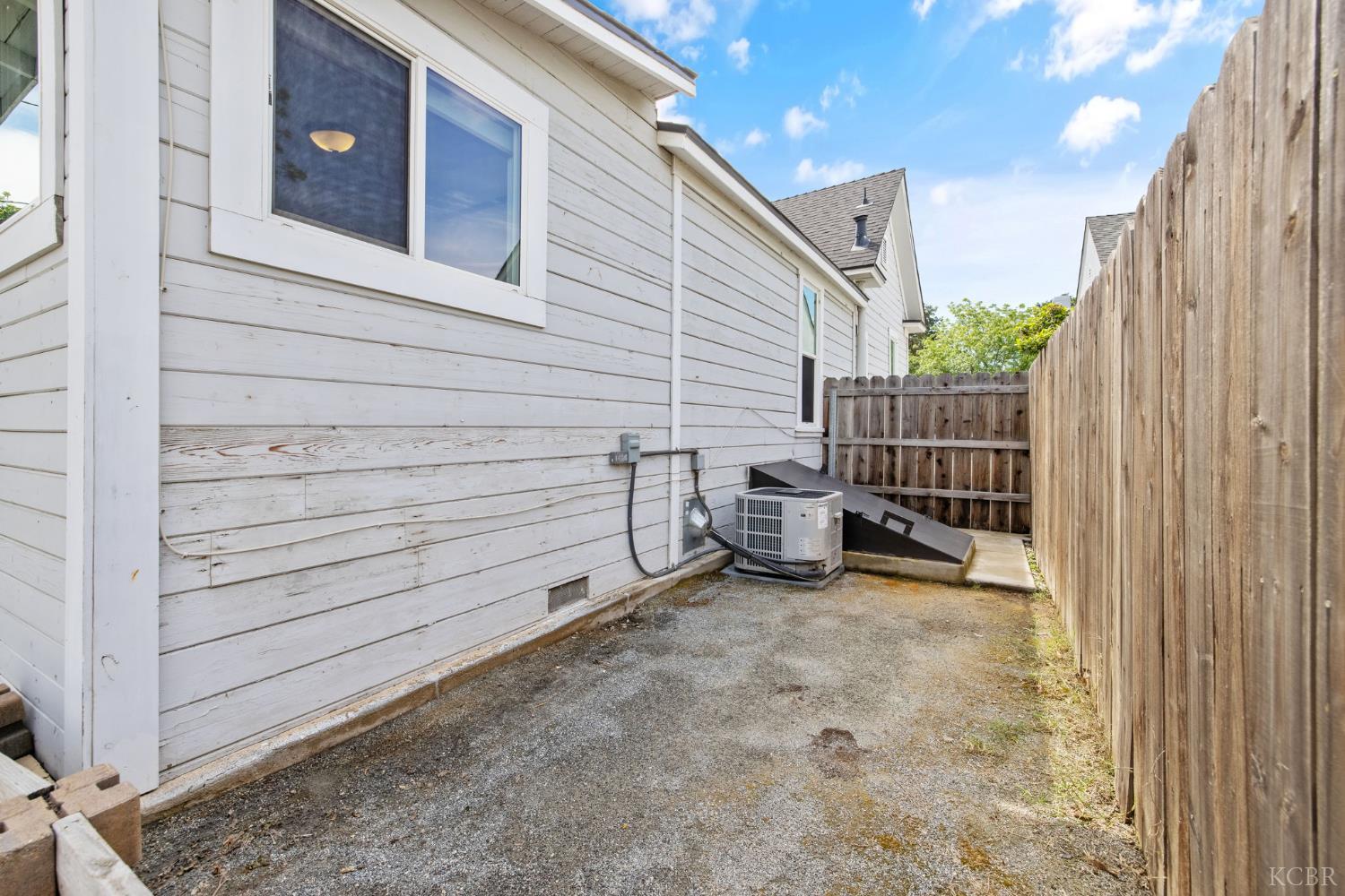 124 W Florinda St, Hanford, CA 93230