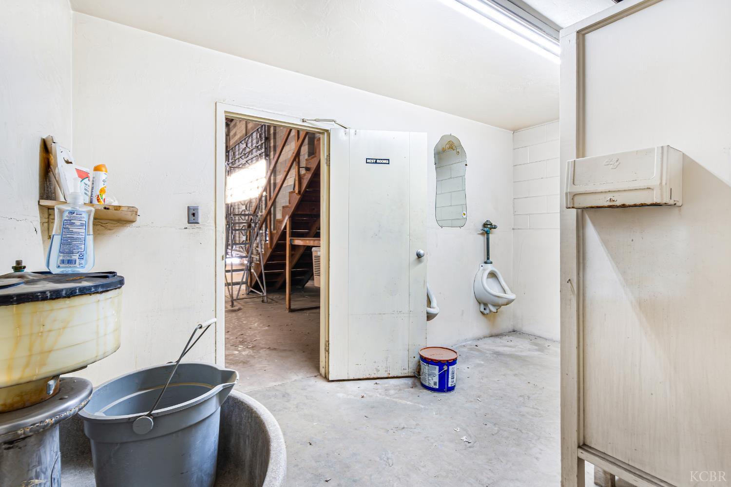 214 N Harris St, Hanford, CA 93230