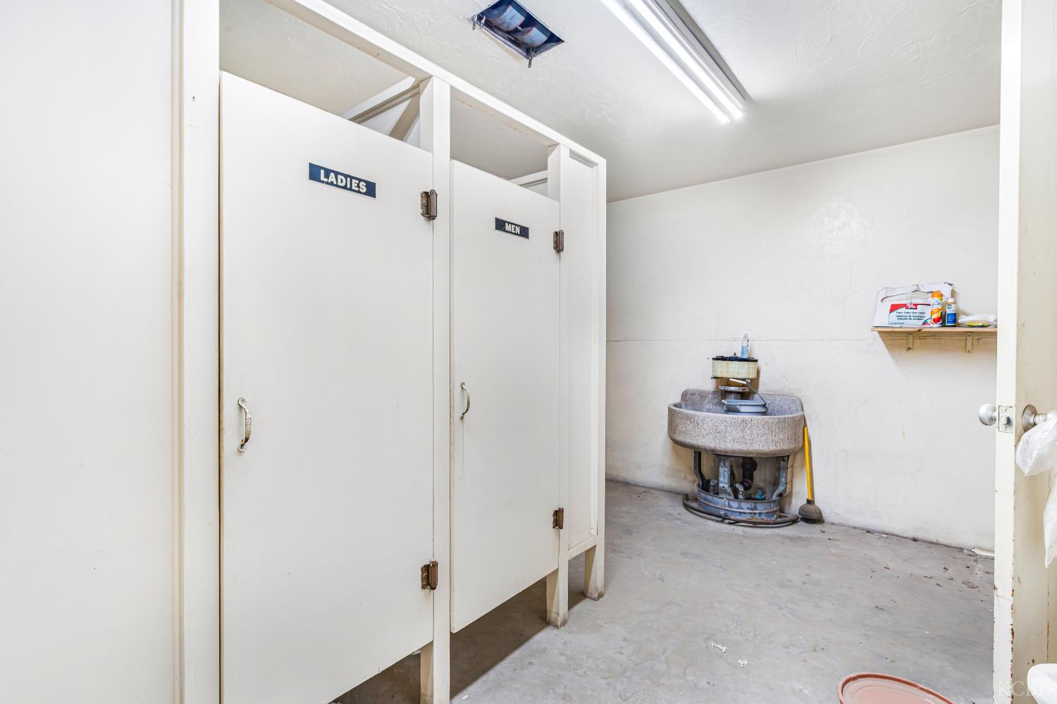 214 N Harris St, Hanford, CA 93230
