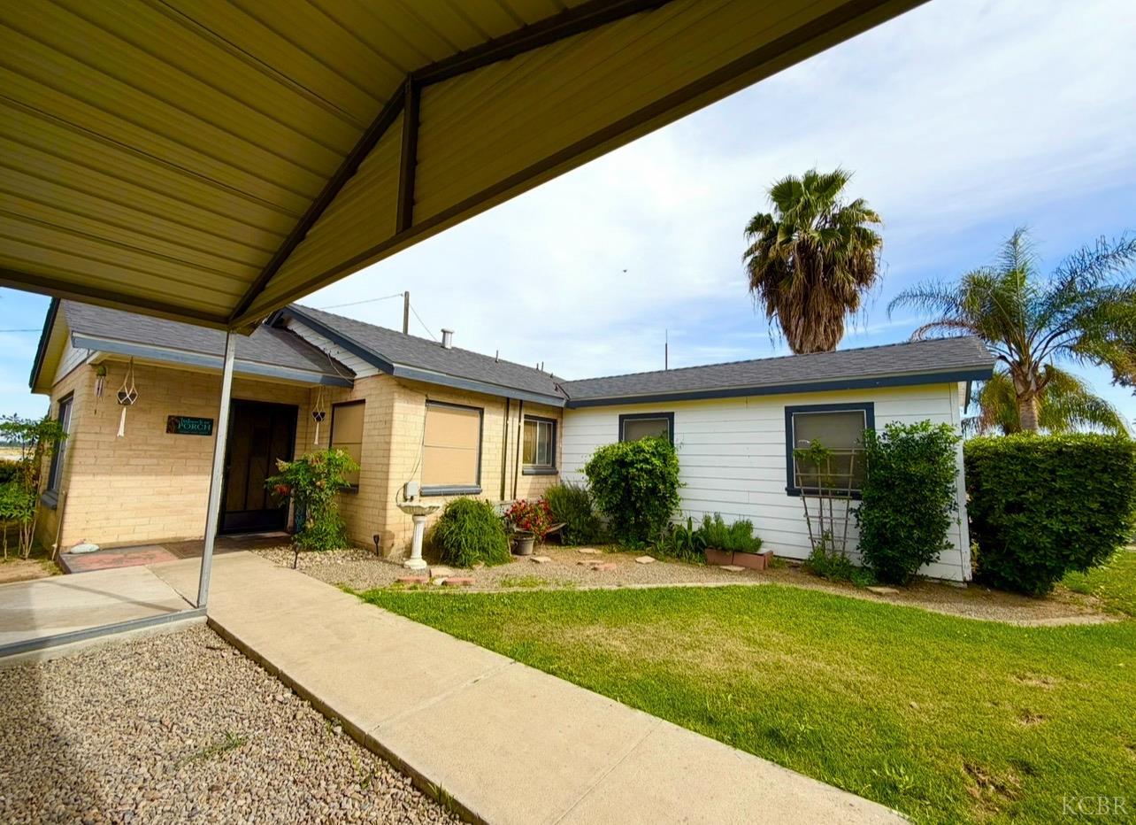 713 E Laguna Ave, Laton, CA 93242