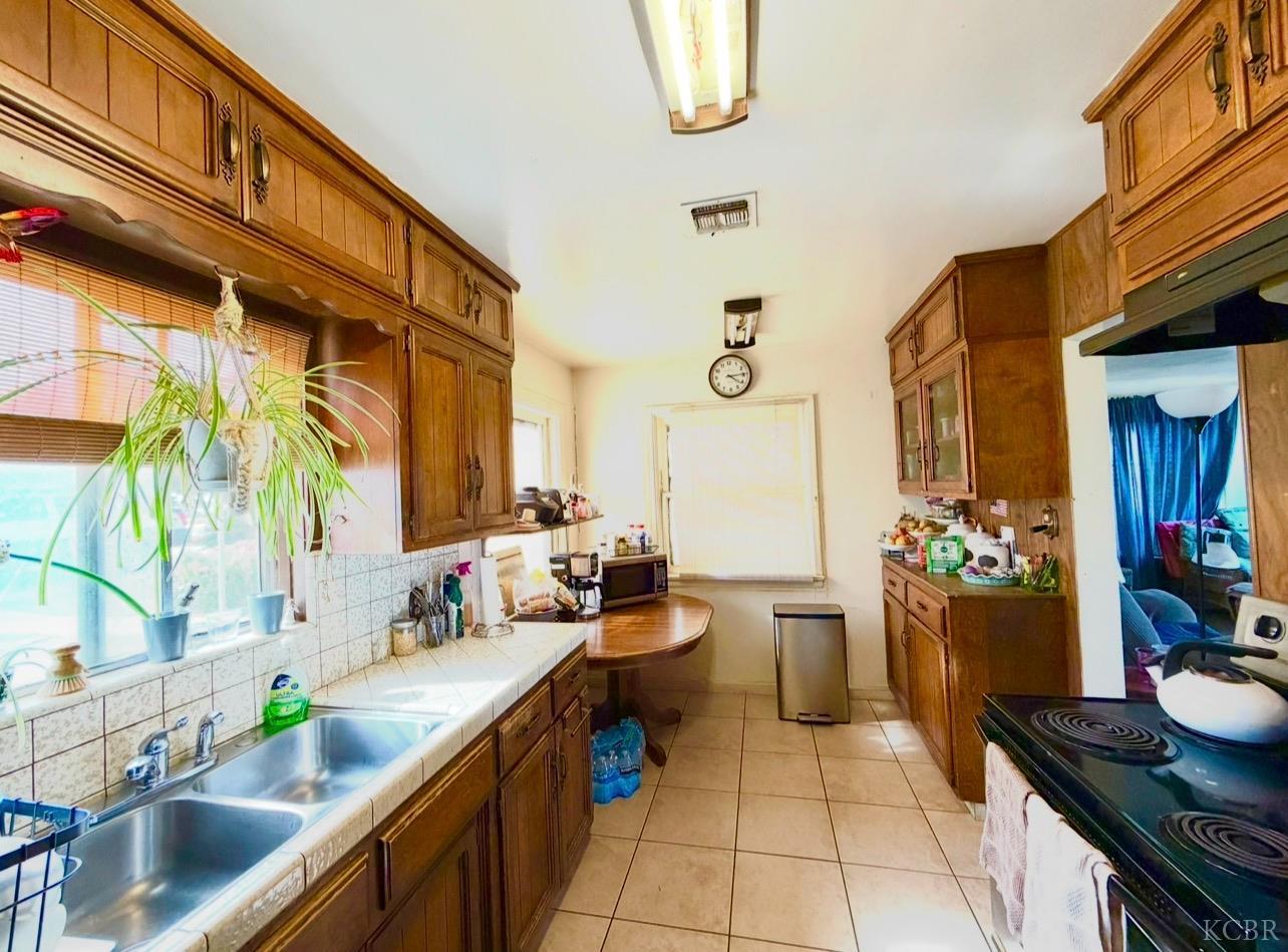 713 E Laguna Ave, Laton, CA 93242