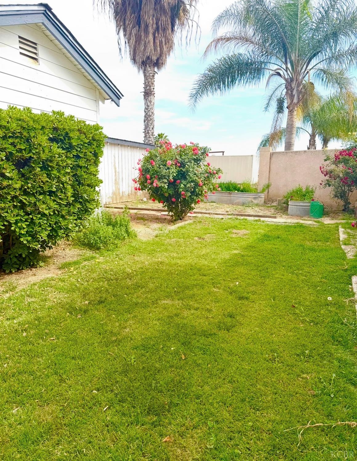 713 E Laguna Ave, Laton, CA 93242