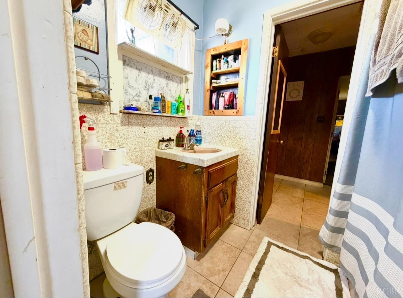 713 E Laguna Ave, Laton, CA 93242