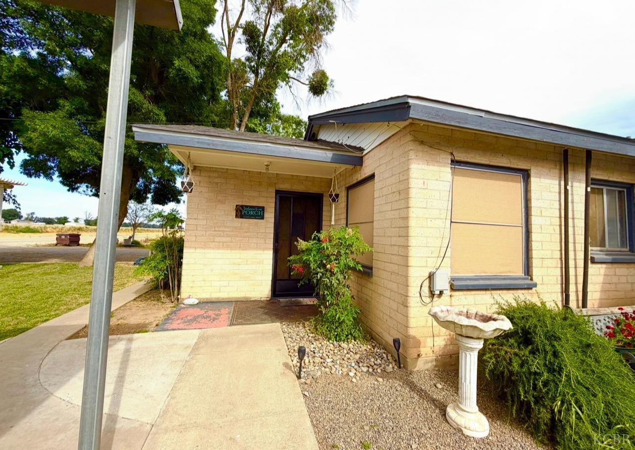 713 E Laguna Ave, Laton, CA 93242