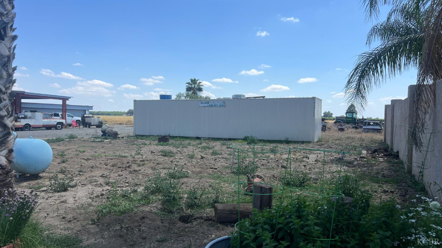 713 E Laguna Ave, Laton, CA 93242