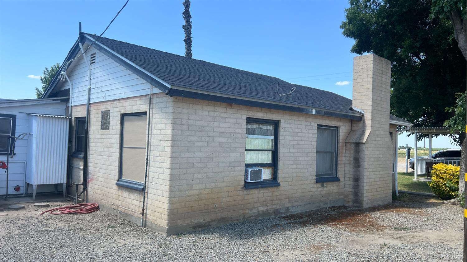 713 E Laguna Ave, Laton, CA 93242