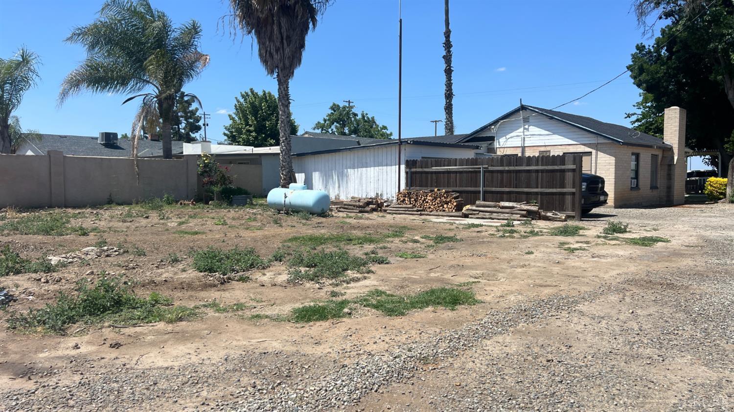 713 E Laguna Ave, Laton, CA 93242