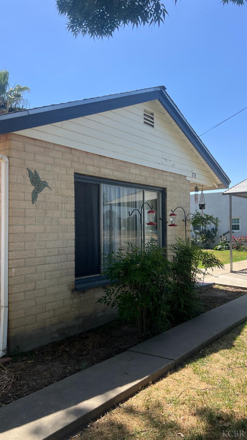 713 E Laguna Ave, Laton, CA 93242
