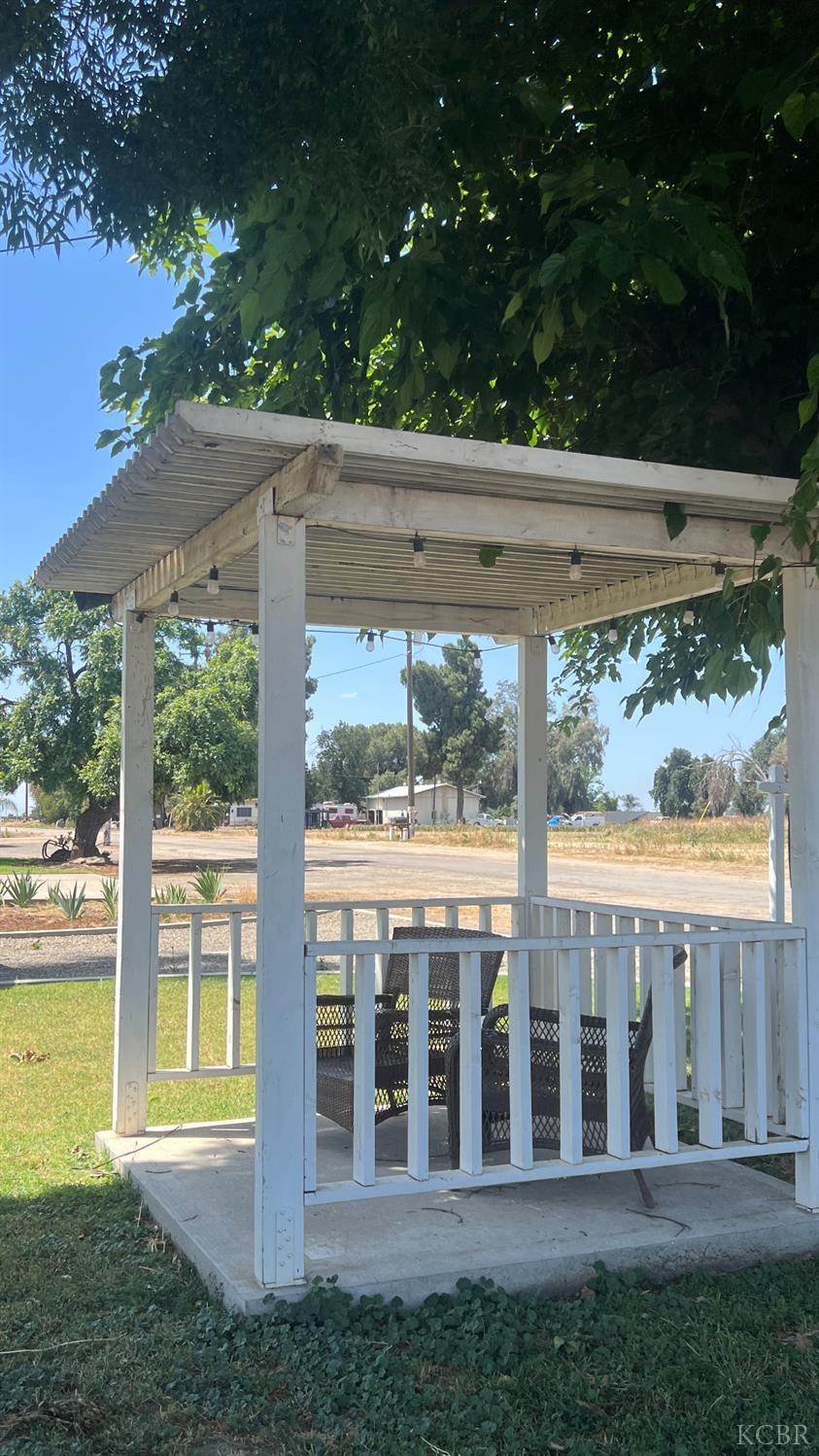 713 E Laguna Ave, Laton, CA 93242
