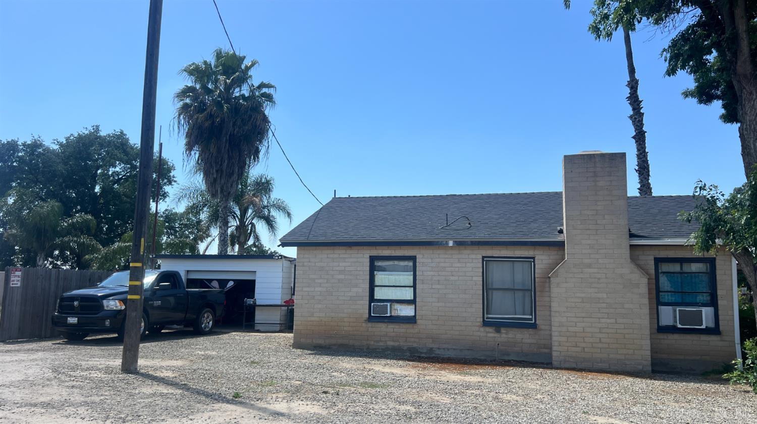 713 E Laguna Ave, Laton, CA 93242