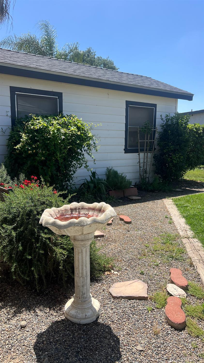 713 E Laguna Ave, Laton, CA 93242