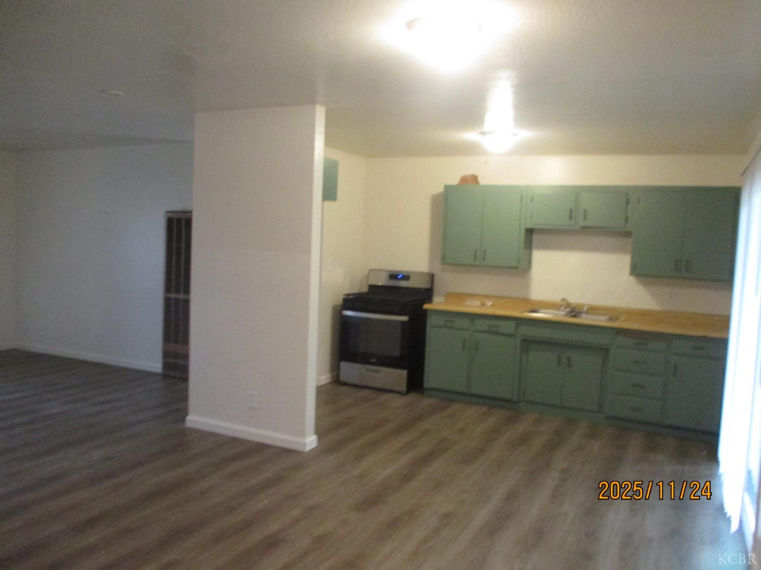 11128 San Madina Dr, Hanford, CA 93230