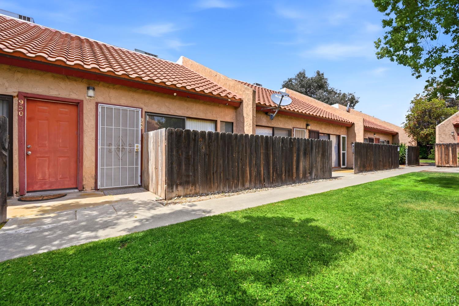 948 Greenfield Ave, Hanford, CA 93230
