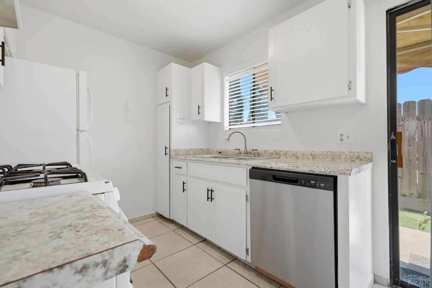 948 Greenfield Ave, Hanford, CA 93230