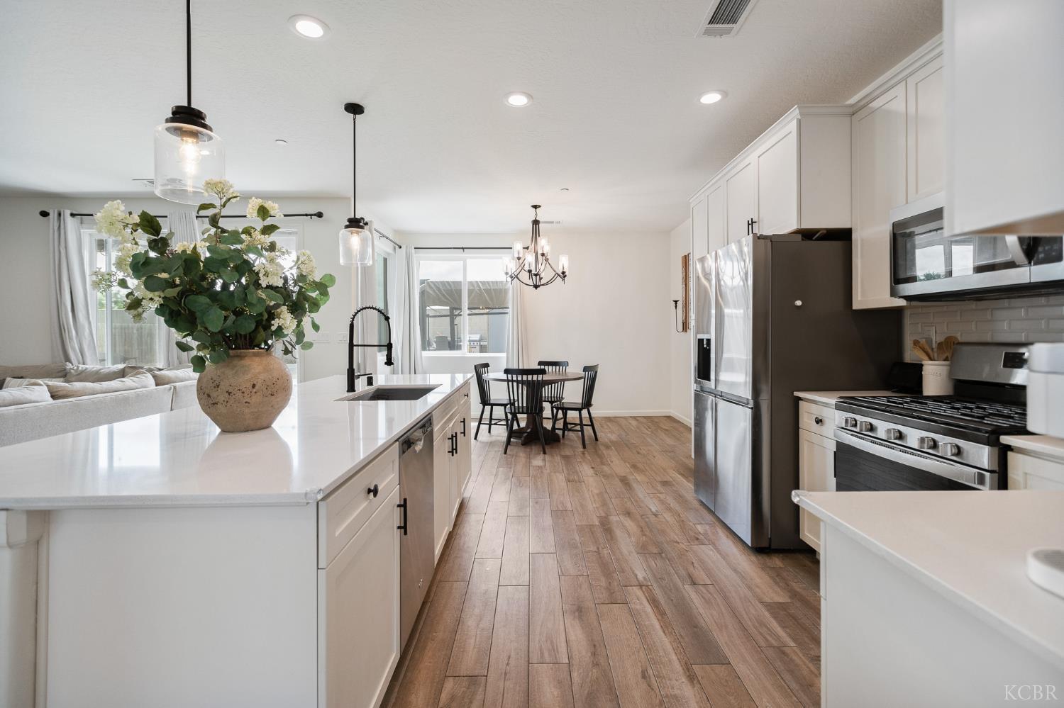 1371 W Sawtooth Pl, Hanford, CA 93230