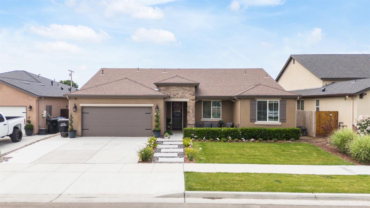 1371 W Sawtooth Pl, Hanford, CA 93230
