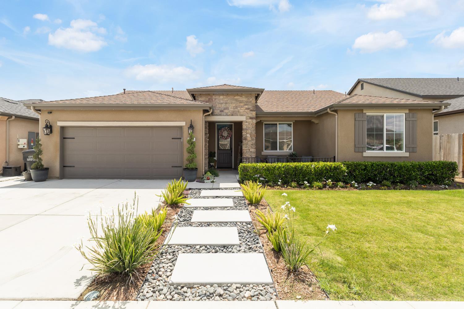 1371 W Sawtooth Pl, Hanford, CA 93230