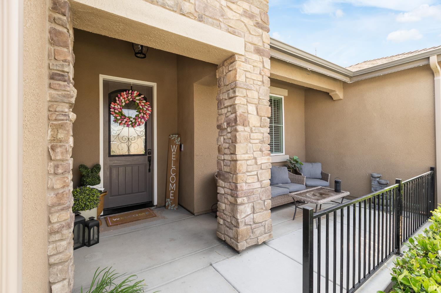 1371 W Sawtooth Pl, Hanford, CA 93230