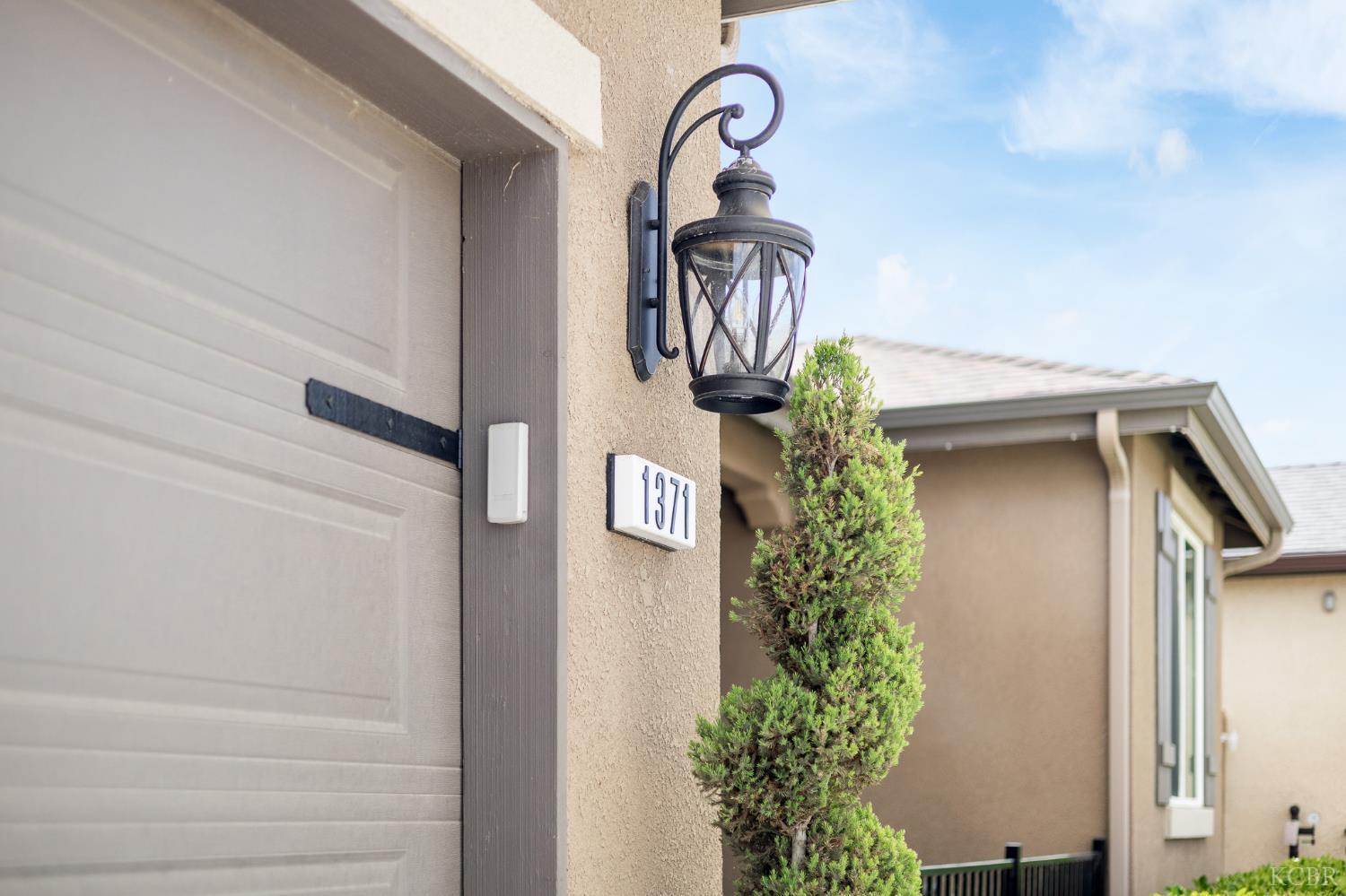 1371 W Sawtooth Pl, Hanford, CA 93230