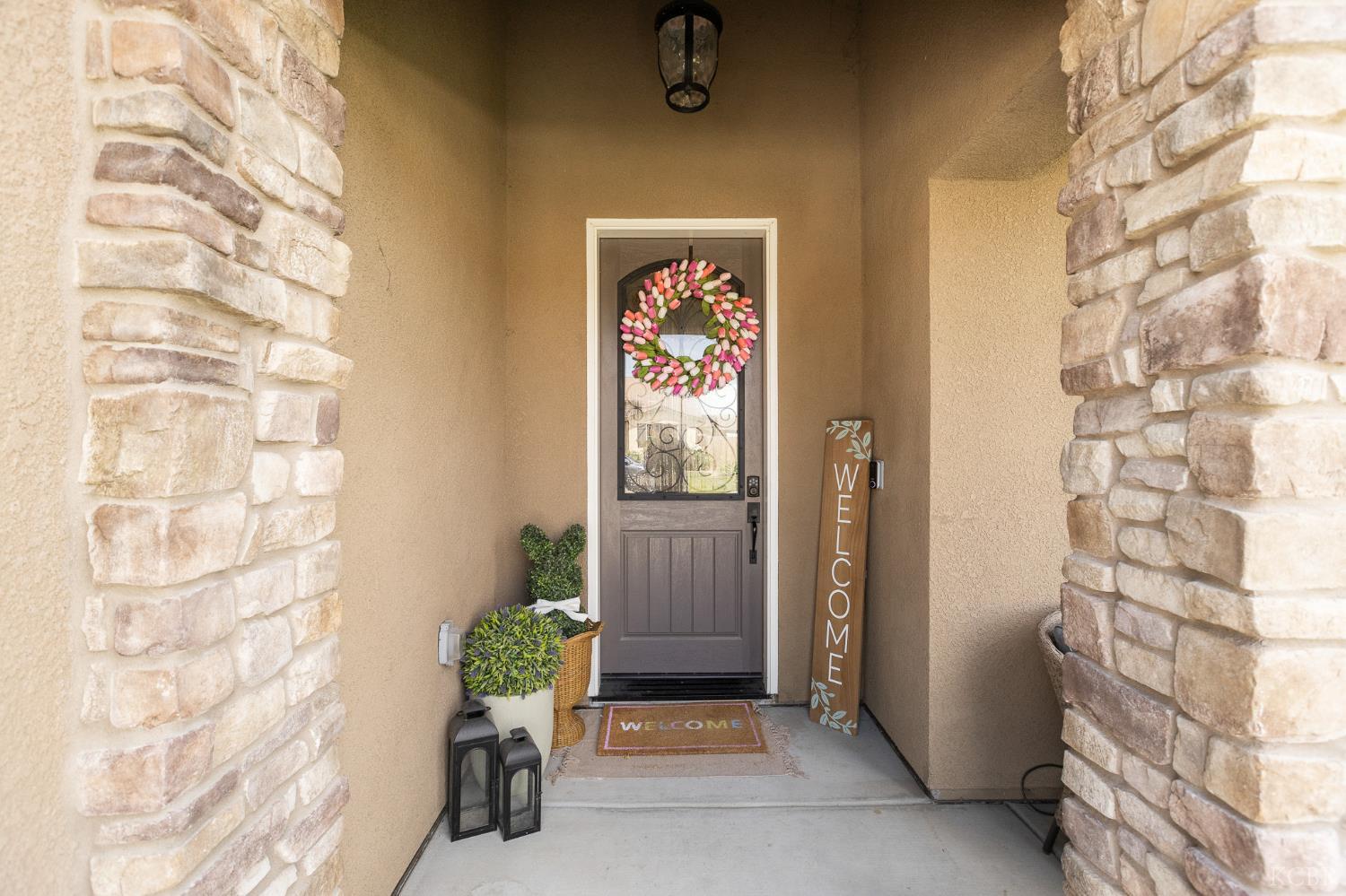 1371 W Sawtooth Pl, Hanford, CA 93230
