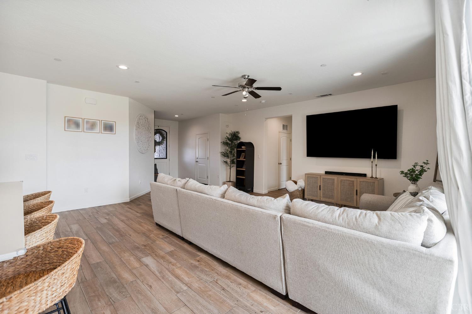 1371 W Sawtooth Pl, Hanford, CA 93230
