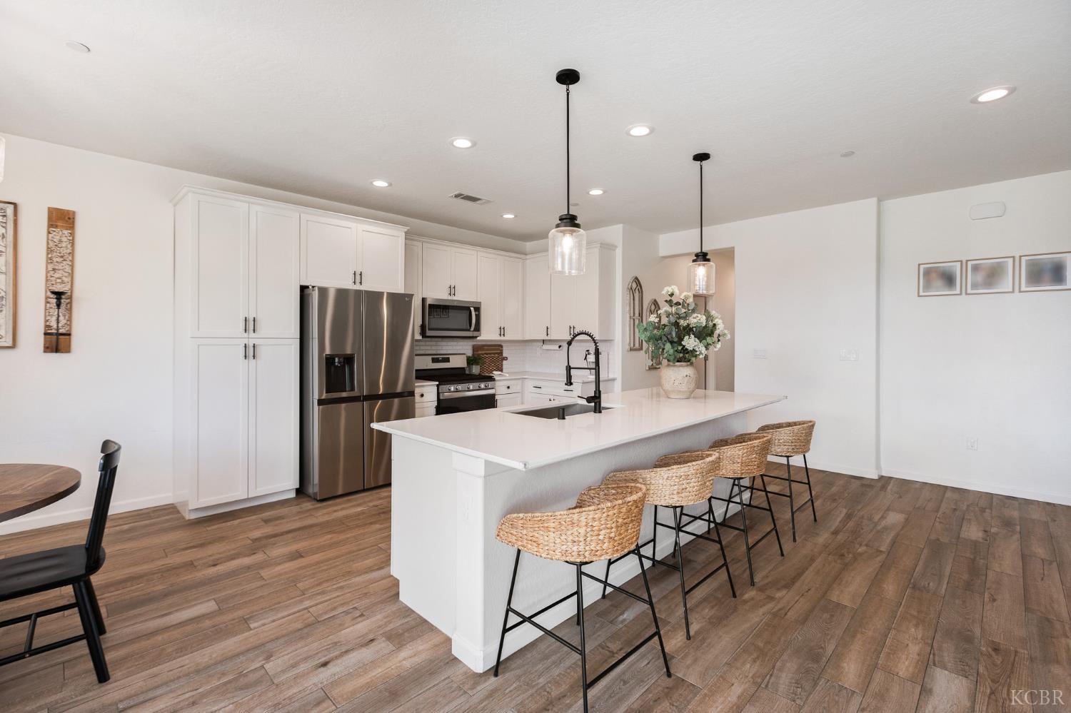 1371 W Sawtooth Pl, Hanford, CA 93230