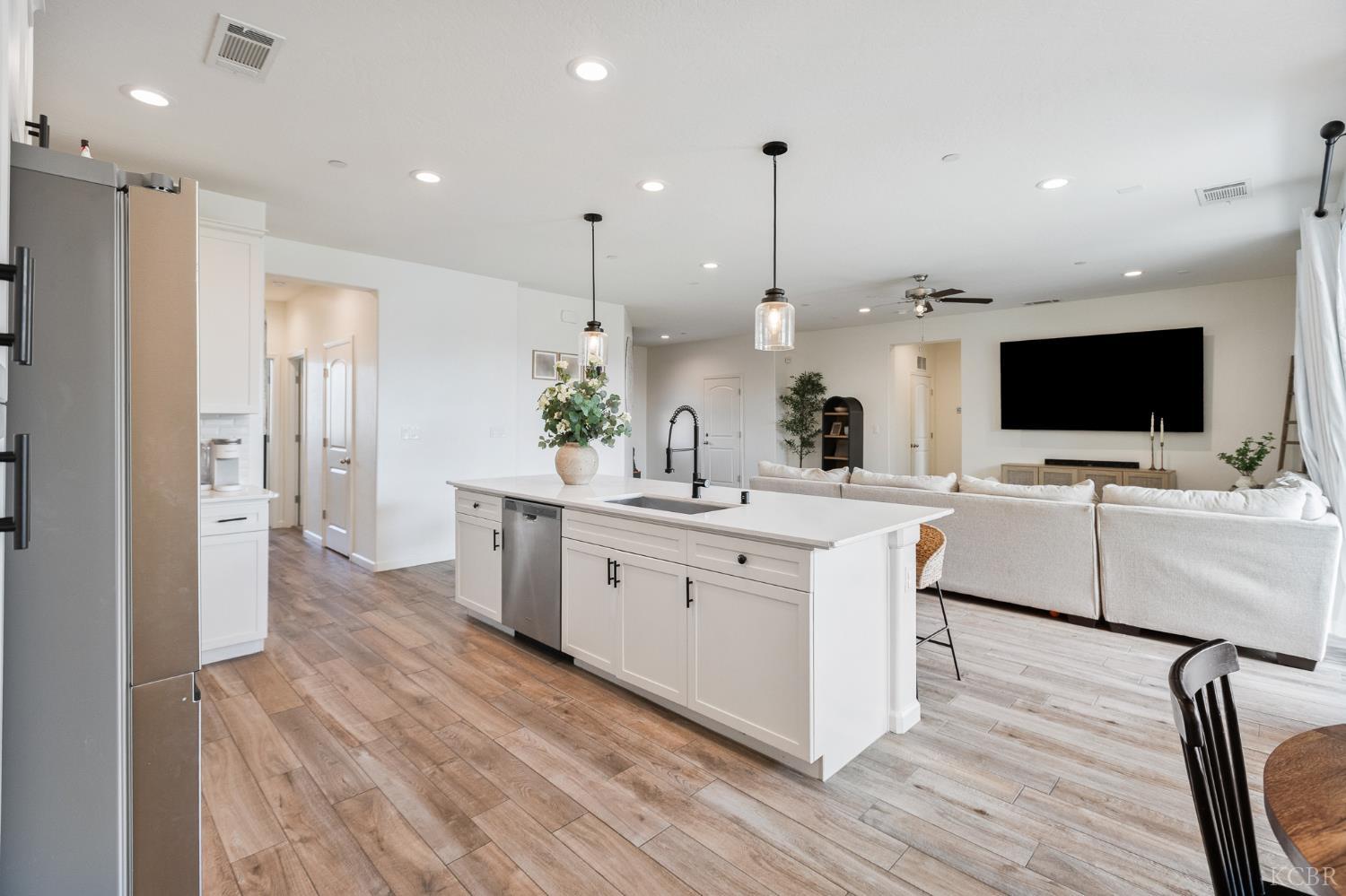 1371 W Sawtooth Pl, Hanford, CA 93230
