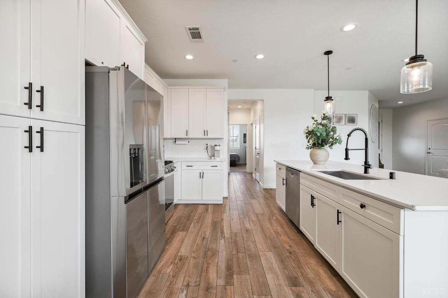 1371 W Sawtooth Pl, Hanford, CA 93230