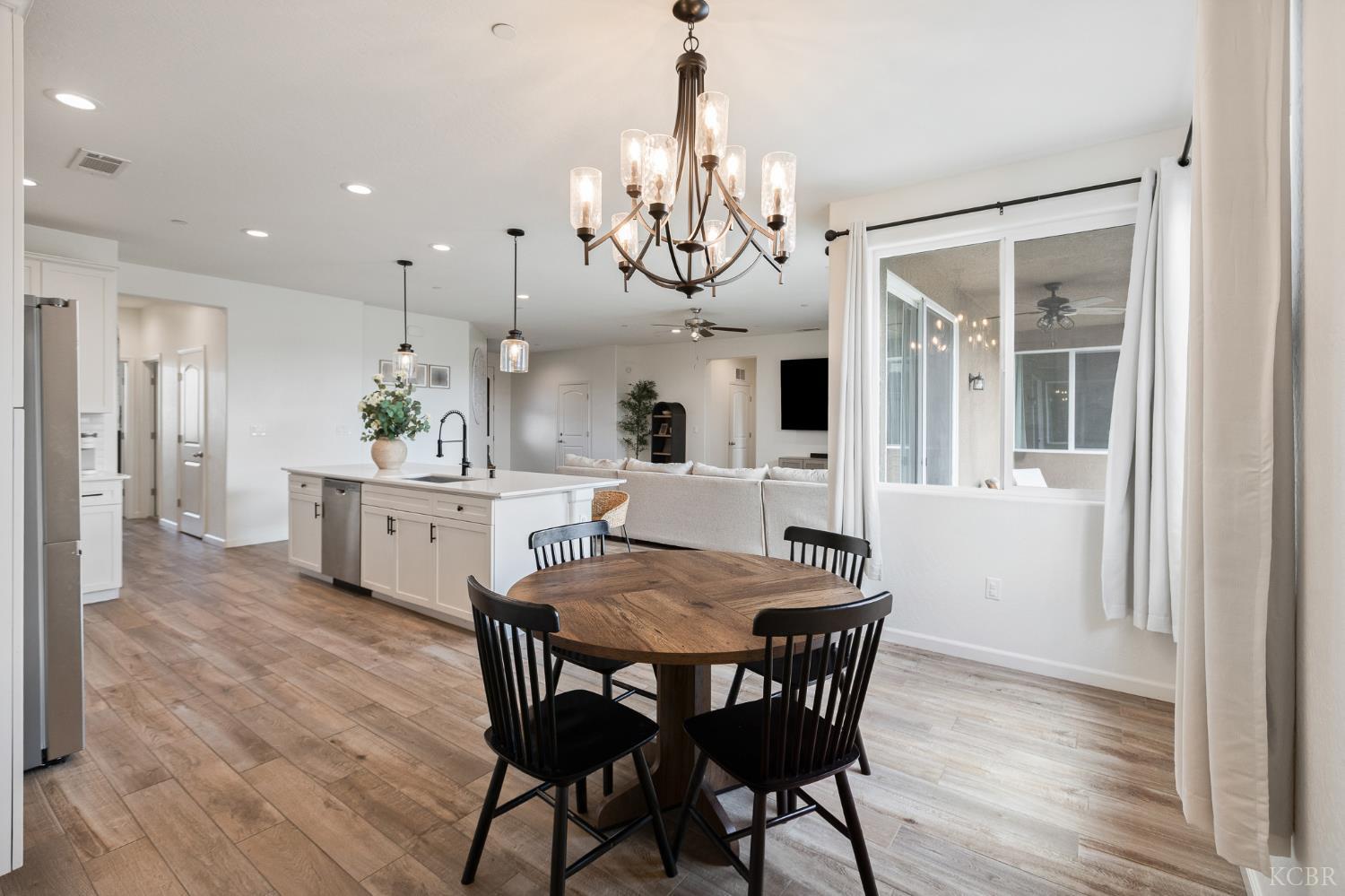1371 W Sawtooth Pl, Hanford, CA 93230