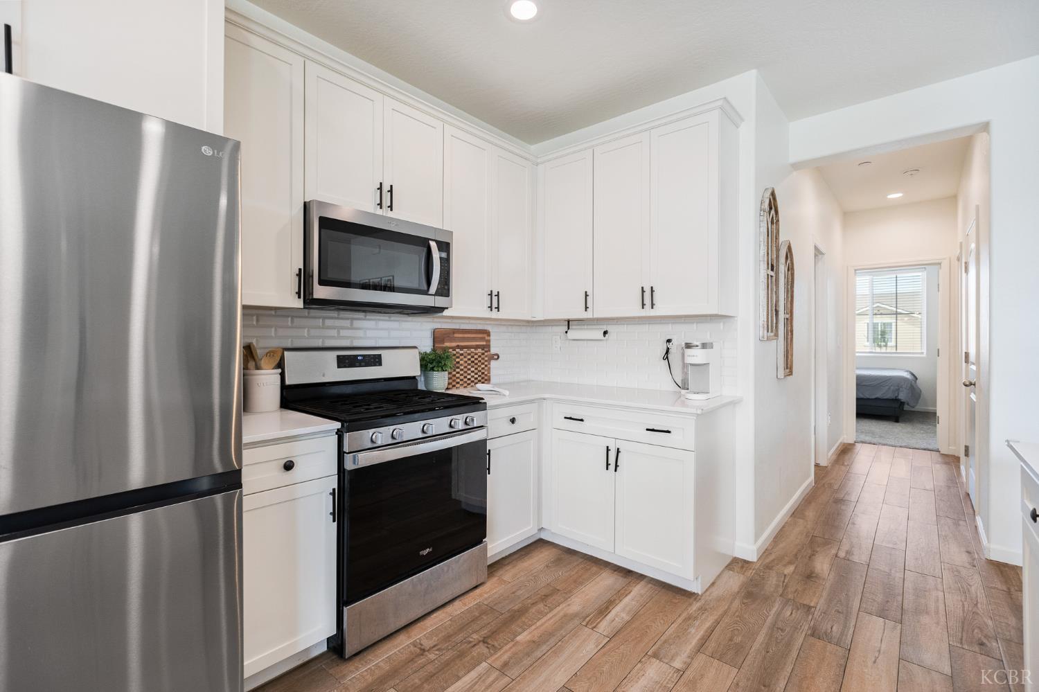 1371 W Sawtooth Pl, Hanford, CA 93230
