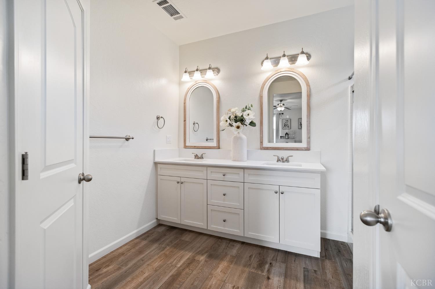 1371 W Sawtooth Pl, Hanford, CA 93230