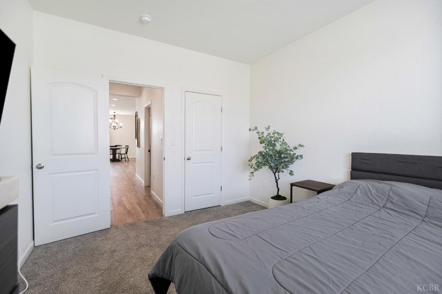 1371 W Sawtooth Pl, Hanford, CA 93230
