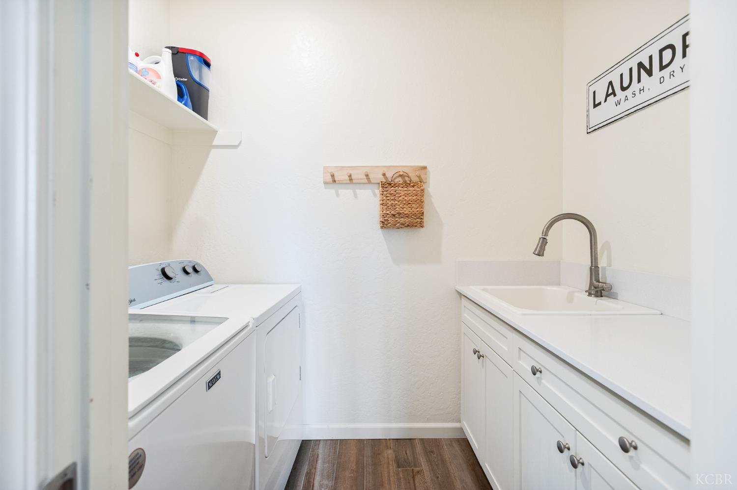 1371 W Sawtooth Pl, Hanford, CA 93230