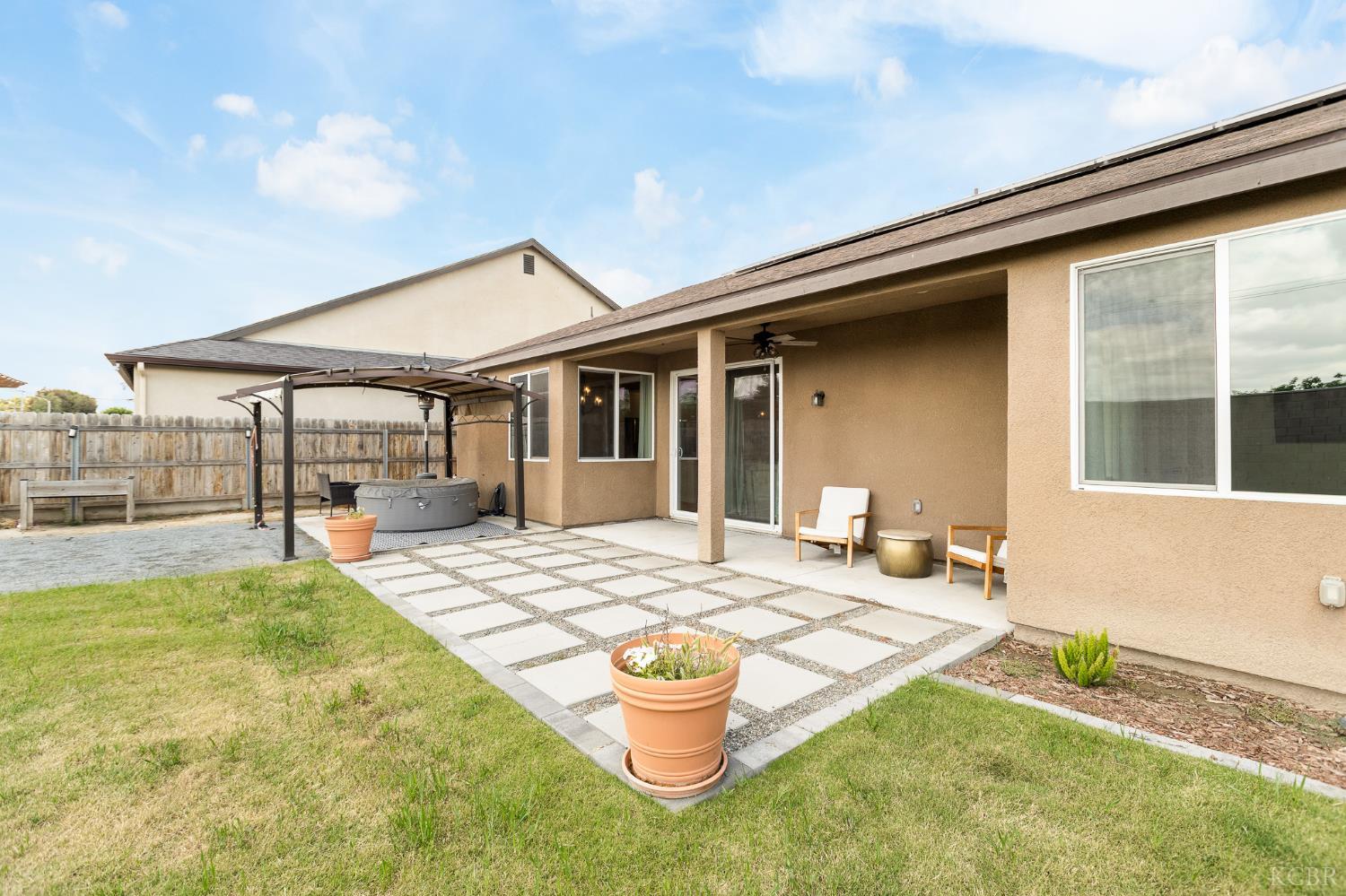 1371 W Sawtooth Pl, Hanford, CA 93230