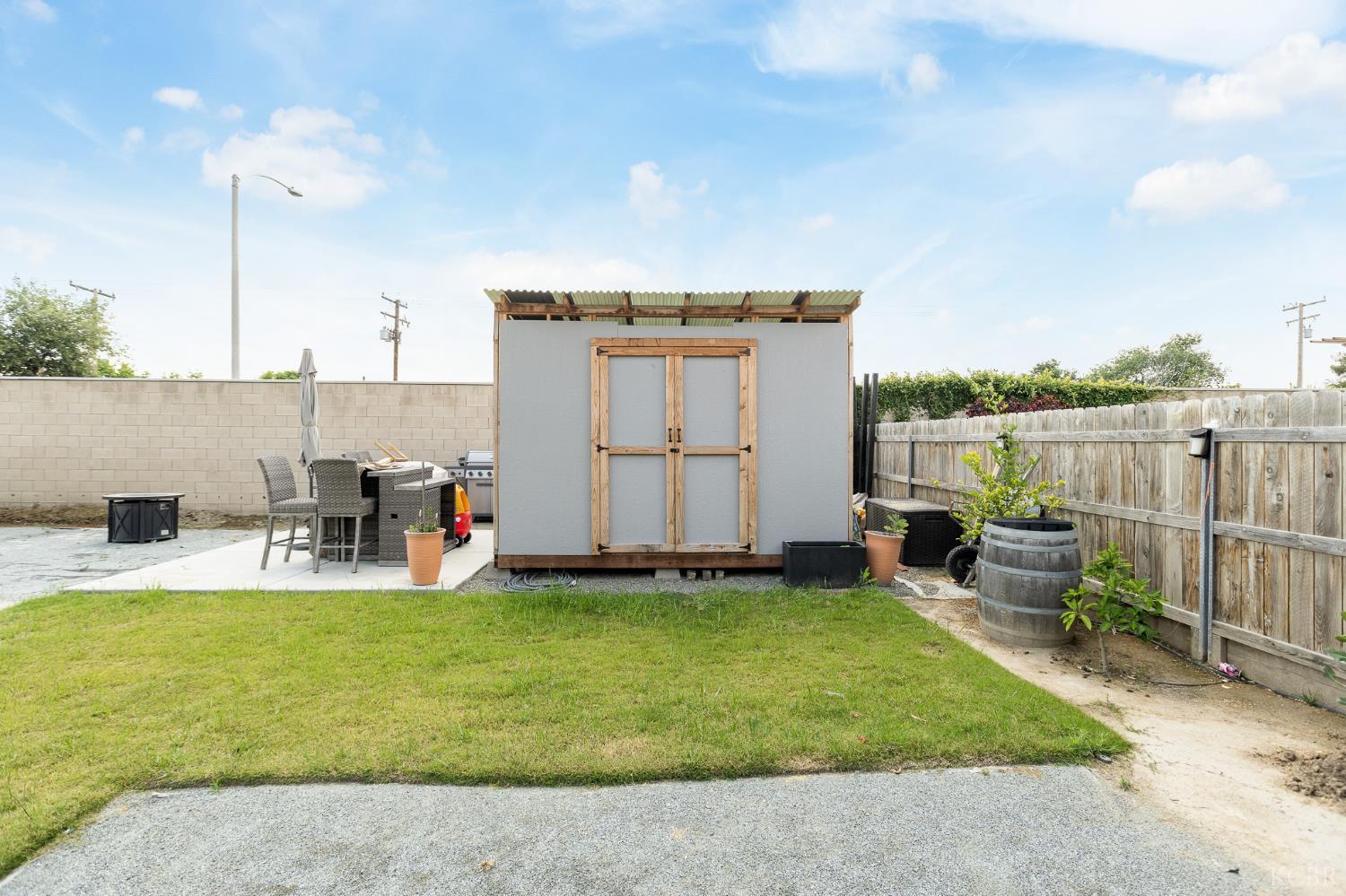 1371 W Sawtooth Pl, Hanford, CA 93230