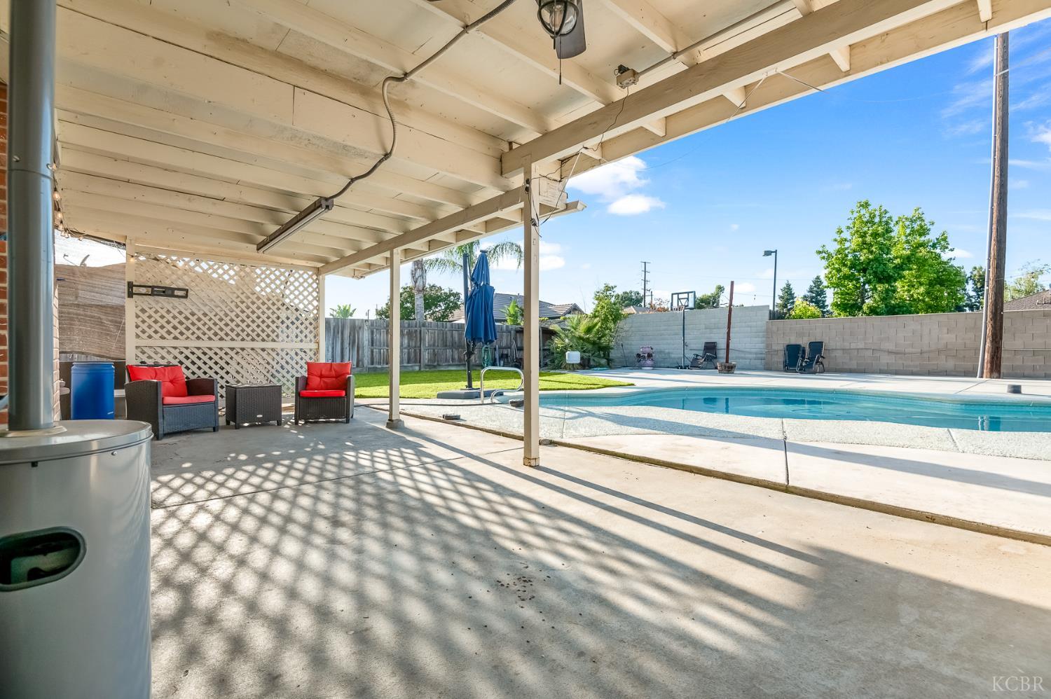 916 E Royal Ann Ave, Tulare, CA 93274