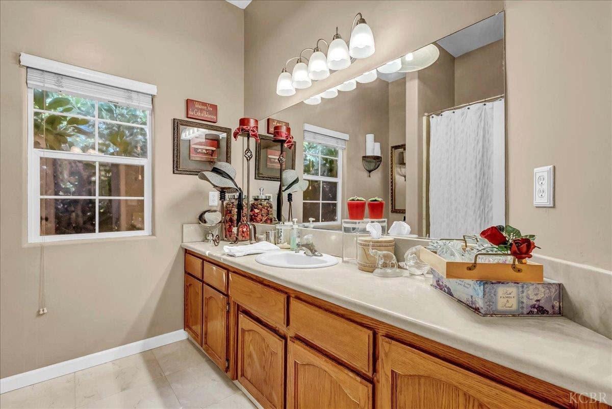 1189 E Fairhaven Ct, Porterville, CA 93257